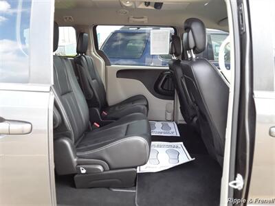 2016 Chrysler Town & Country Touring - Photo 13 - Davenport, IA 52802