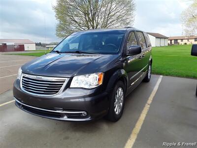 2016 Chrysler Town & Country Touring - Photo 3 - Davenport, IA 52802
