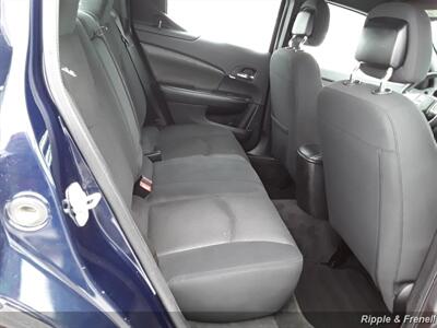 2013 Dodge Avenger SXT   - Photo 11 - De Witt, IA 52742