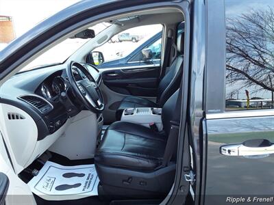 2011 Chrysler Town & Country Touring-L   - Photo 4 - Davenport, IA 52802