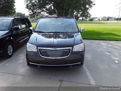 2011 Chrysler Town & Country Touring-L   - Photo 1 - Davenport, IA 52802