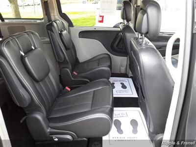 2011 Chrysler Town & Country Touring-L   - Photo 11 - Davenport, IA 52802