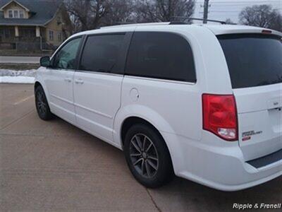 2017 Dodge Grand Caravan SXT - Photo 7 - Davenport, IA 52802