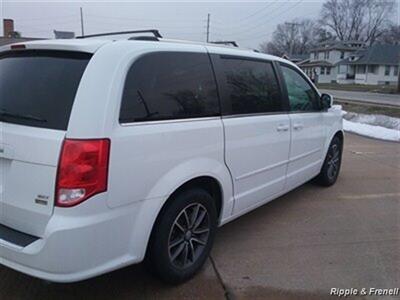 2017 Dodge Grand Caravan SXT - Photo 6 - Davenport, IA 52802