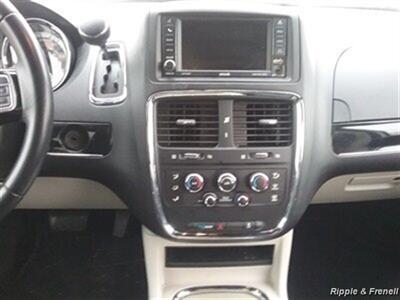 2017 Dodge Grand Caravan SXT - Photo 14 - Davenport, IA 52802