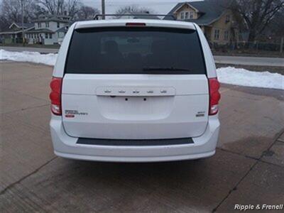 2017 Dodge Grand Caravan SXT - Photo 5 - Davenport, IA 52802
