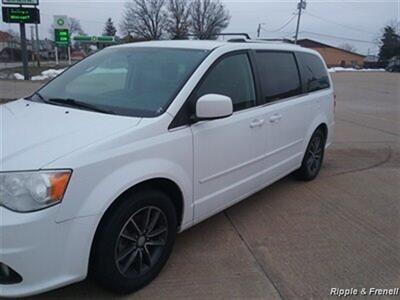2017 Dodge Grand Caravan SXT - Photo 3 - Davenport, IA 52802