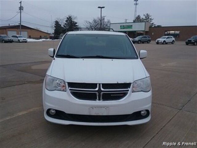 2017 Dodge Grand Caravan SXT   - Photo 1 - Davenport, IA 52802