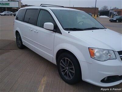 2017 Dodge Grand Caravan SXT - Photo 4 - Davenport, IA 52802