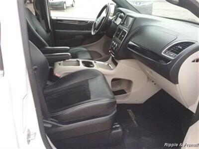 2017 Dodge Grand Caravan SXT - Photo 11 - Davenport, IA 52802