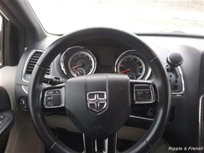 2017 Dodge Grand Caravan SXT - Photo 13 - Davenport, IA 52802