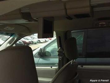 2006 Chrysler Town & Country Touring   - Photo 3 - Davenport, IA 52802