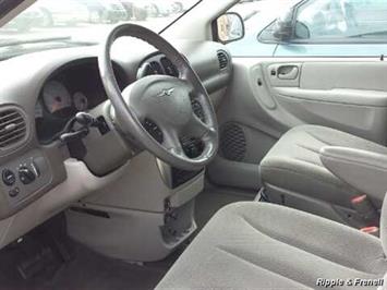 2006 Chrysler Town & Country Touring   - Photo 2 - Davenport, IA 52802