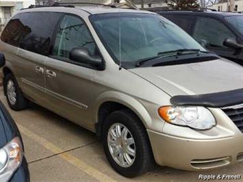2006 Chrysler Town & Country Touring   - Photo 4 - Davenport, IA 52802