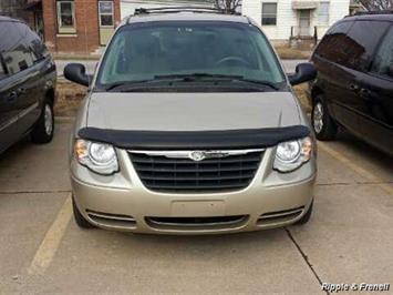 2006 Chrysler Town & Country Touring   - Photo 1 - Davenport, IA 52802