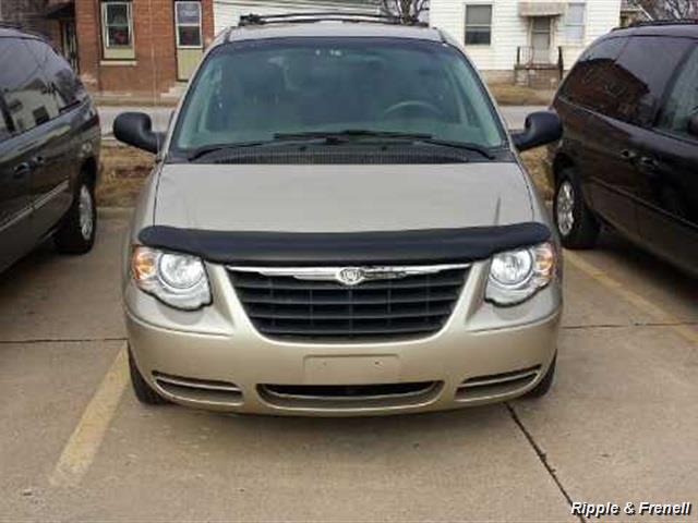 2006 Chrysler Town & Country Touring   - Photo 1 - Davenport, IA 52802