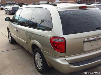 2006 Chrysler Town & Country Touring   - Photo 6 - Davenport, IA 52802