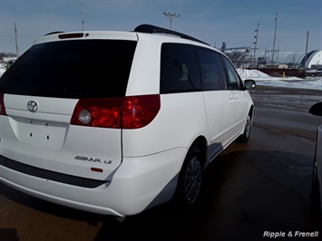 2006 Toyota Sienna CE 7 Passenger   - Photo 7 - Davenport, IA 52802