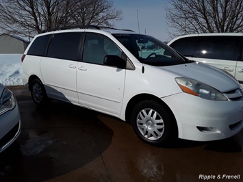 2006 Toyota Sienna CE 7 Passenger   - Photo 8 - Davenport, IA 52802