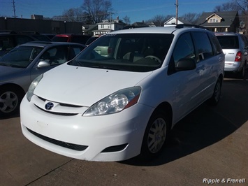 2006 Toyota Sienna CE 7 Passenger   - Photo 1 - Davenport, IA 52802