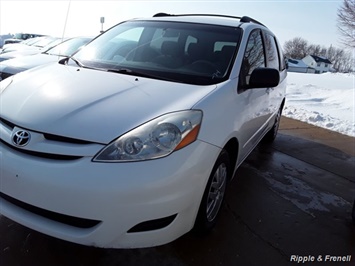 2006 Toyota Sienna CE 7 Passenger   - Photo 4 - Davenport, IA 52802