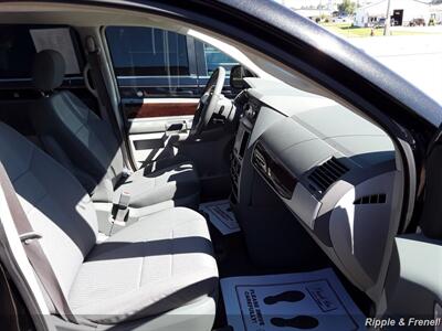 2010 Chrysler Town & Country Touring   - Photo 13 - Davenport, IA 52802