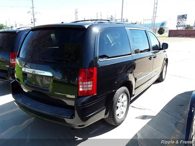 2010 Chrysler Town & Country Touring   - Photo 11 - Davenport, IA 52802