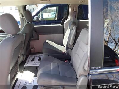 2010 Chrysler Town & Country Touring   - Photo 6 - Davenport, IA 52802