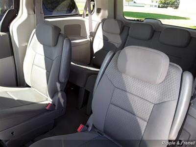 2010 Chrysler Town & Country Touring   - Photo 7 - Davenport, IA 52802