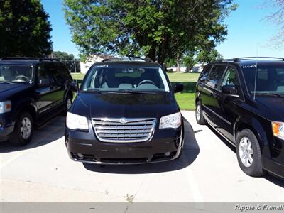 2010 Chrysler Town & Country Touring   - Photo 1 - Davenport, IA 52802