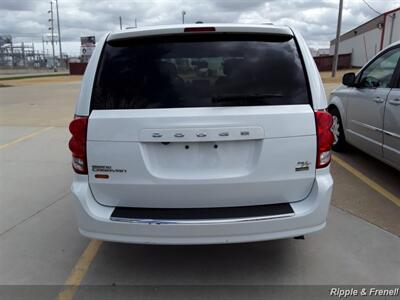 2014 Dodge Grand Caravan R/T   - Photo 10 - Davenport, IA 52802