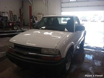 2003 Chevrolet S-10 2dr Standard Cab   - Photo 1 - Davenport, IA 52802