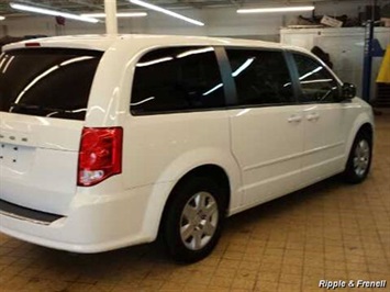 2012 Dodge Grand Caravan SE   - Photo 2 - Davenport, IA 52802