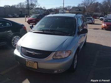 2002 Chrysler Town & Country LXi   - Photo 1 - Davenport, IA 52802