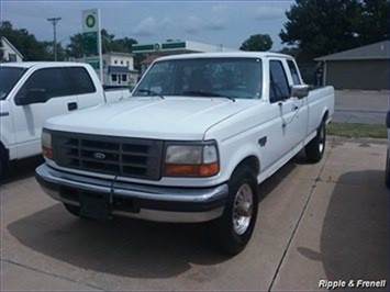 1996 Ford F-250 XLT   - Photo 1 - Davenport, IA 52802