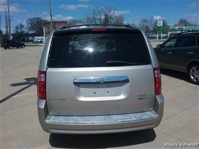 2009 Dodge Grand Caravan SXT   - Photo 5 - Davenport, IA 52802