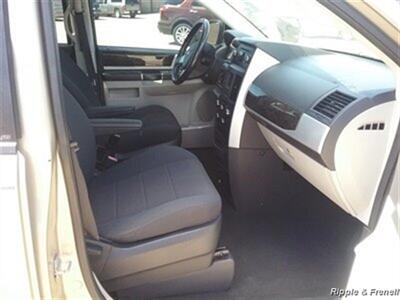 2009 Dodge Grand Caravan SXT   - Photo 11 - Davenport, IA 52802