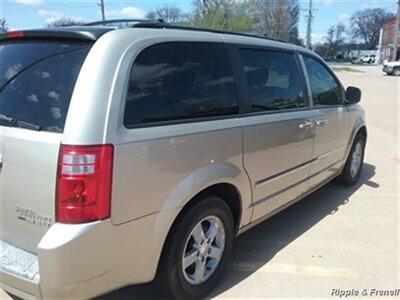 2009 Dodge Grand Caravan SXT   - Photo 6 - Davenport, IA 52802