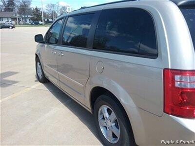 2009 Dodge Grand Caravan SXT   - Photo 7 - Davenport, IA 52802