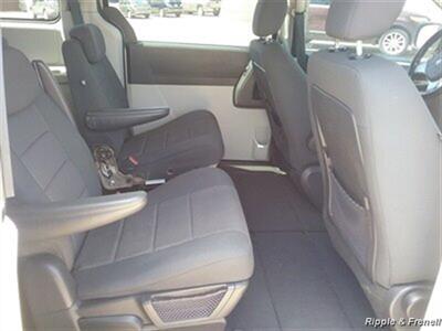 2009 Dodge Grand Caravan SXT   - Photo 12 - Davenport, IA 52802