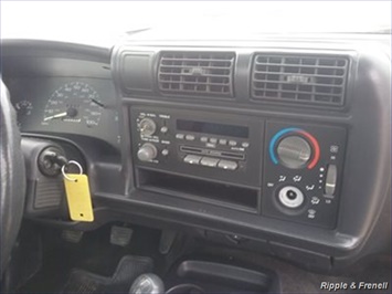 1997 Chevrolet S-10   - Photo 11 - Davenport, IA 52802