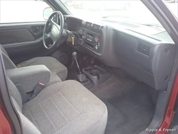 1997 Chevrolet S-10   - Photo 10 - Davenport, IA 52802