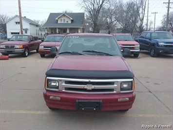 1997 Chevrolet S-10   - Photo 1 - Davenport, IA 52802