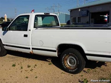 1996 Chevrolet C1500 Cheyenne   - Photo 2 - Davenport, IA 52802