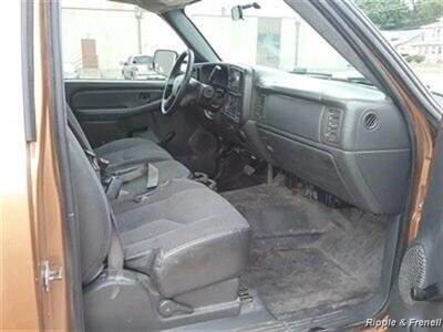 2004 Chevrolet Silverado 2500   - Photo 11 - Davenport, IA 52802