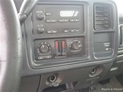 2004 Chevrolet Silverado 2500   - Photo 10 - Davenport, IA 52802