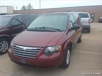 2007 Chrysler Town & Country Touring   - Photo 1 - Davenport, IA 52802