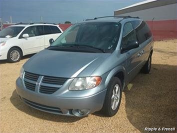 2006 Dodge Grand Caravan SXT   - Photo 1 - Davenport, IA 52802