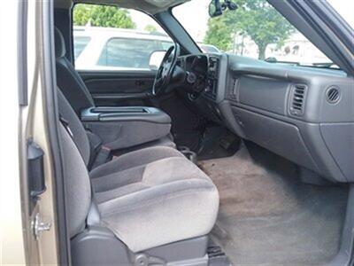 2005 GMC Sierra 2500 SLE - Photo 10 - De Witt, IA 52742