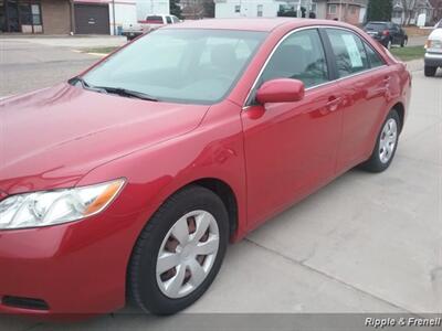 2009 Toyota Camry LE   - Photo 2 - Davenport, IA 52802